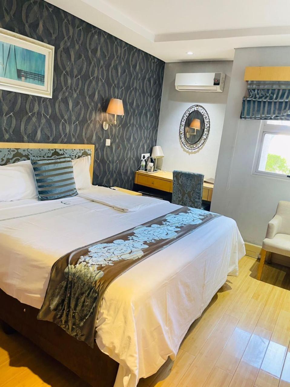 Aquarian Tide Hotel Габороне Экстерьер фото
