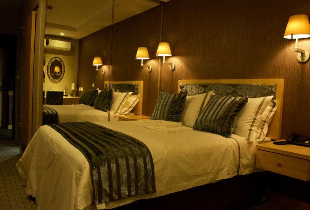 Aquarian Tide Hotel Габороне Экстерьер фото