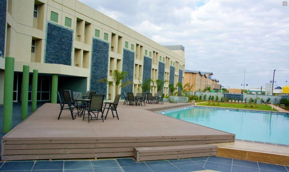 Aquarian Tide Hotel Габороне Экстерьер фото